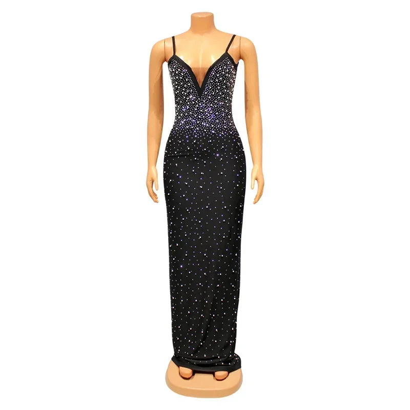 Vestido Longo Sereia com Brilhantes e Decote Elegante
