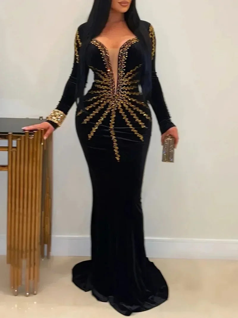 Vestido Longo de Veludo com Decote Profundo e Aplicações de Brilhantes