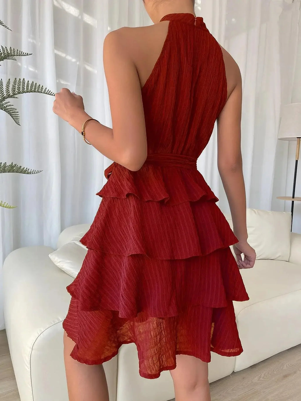 Vestido Curto Elegante com Decote Halter