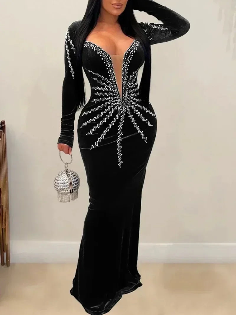 Vestido Longo de Veludo com Decote Profundo e Aplicações de Brilhantes