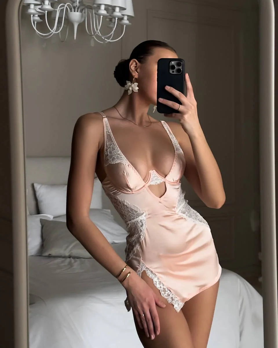 Vestido Acetinado Elegante com Renda