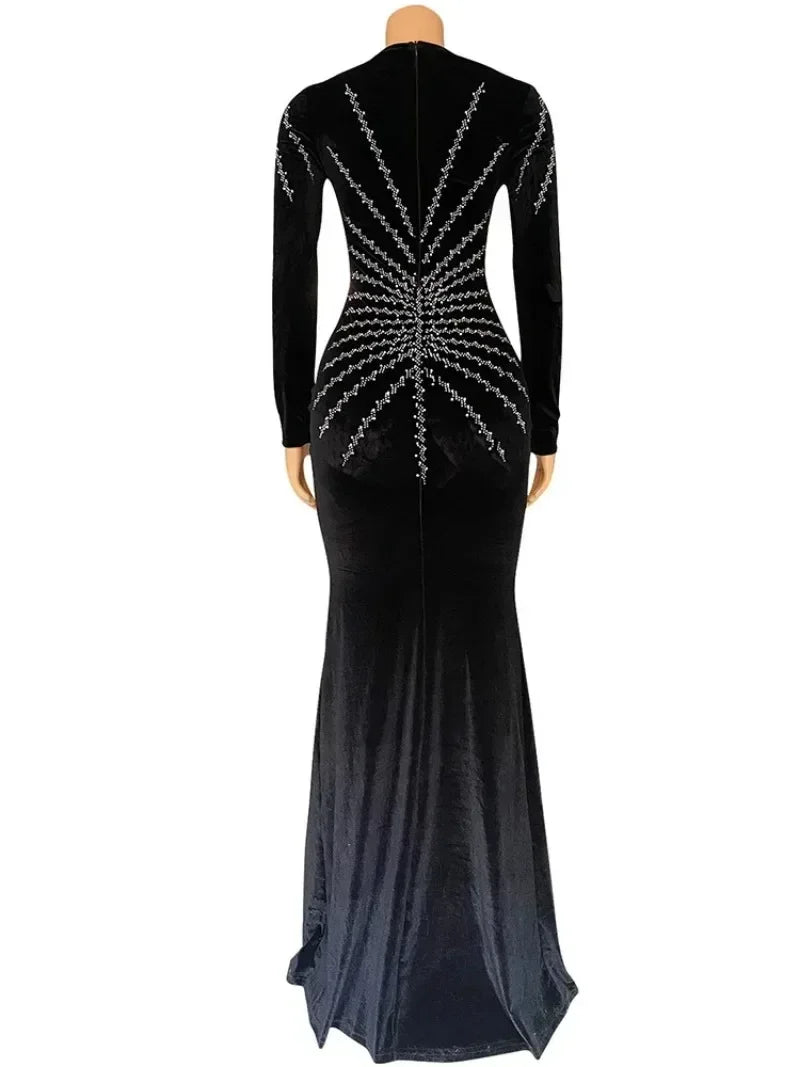 Vestido Longo de Veludo com Decote Profundo e Aplicações de Brilhantes