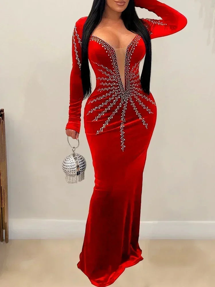 Vestido Longo de Veludo com Decote Profundo e Aplicações de Brilhantes