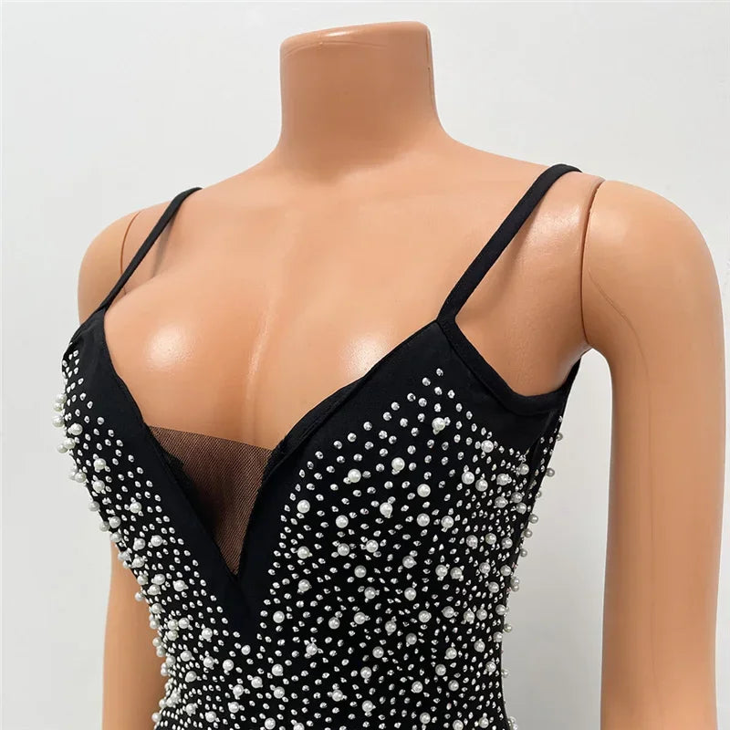 Vestido Longo Sereia com Brilhantes e Decote Elegante