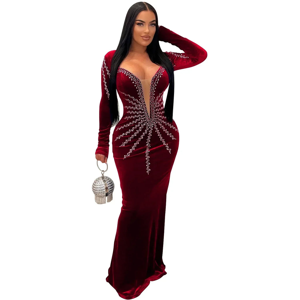 Vestido Longo de Veludo com Decote Profundo e Aplicações de Brilhantes