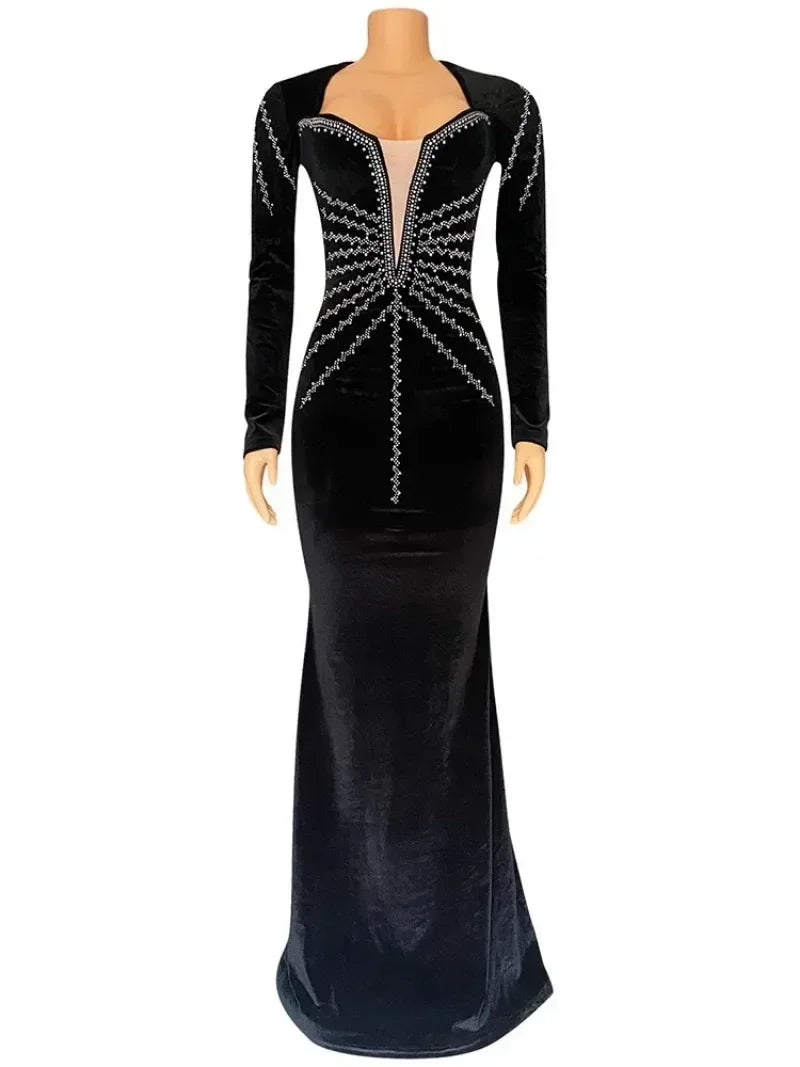 Vestido Longo de Veludo com Decote Profundo e Aplicações de Brilhantes