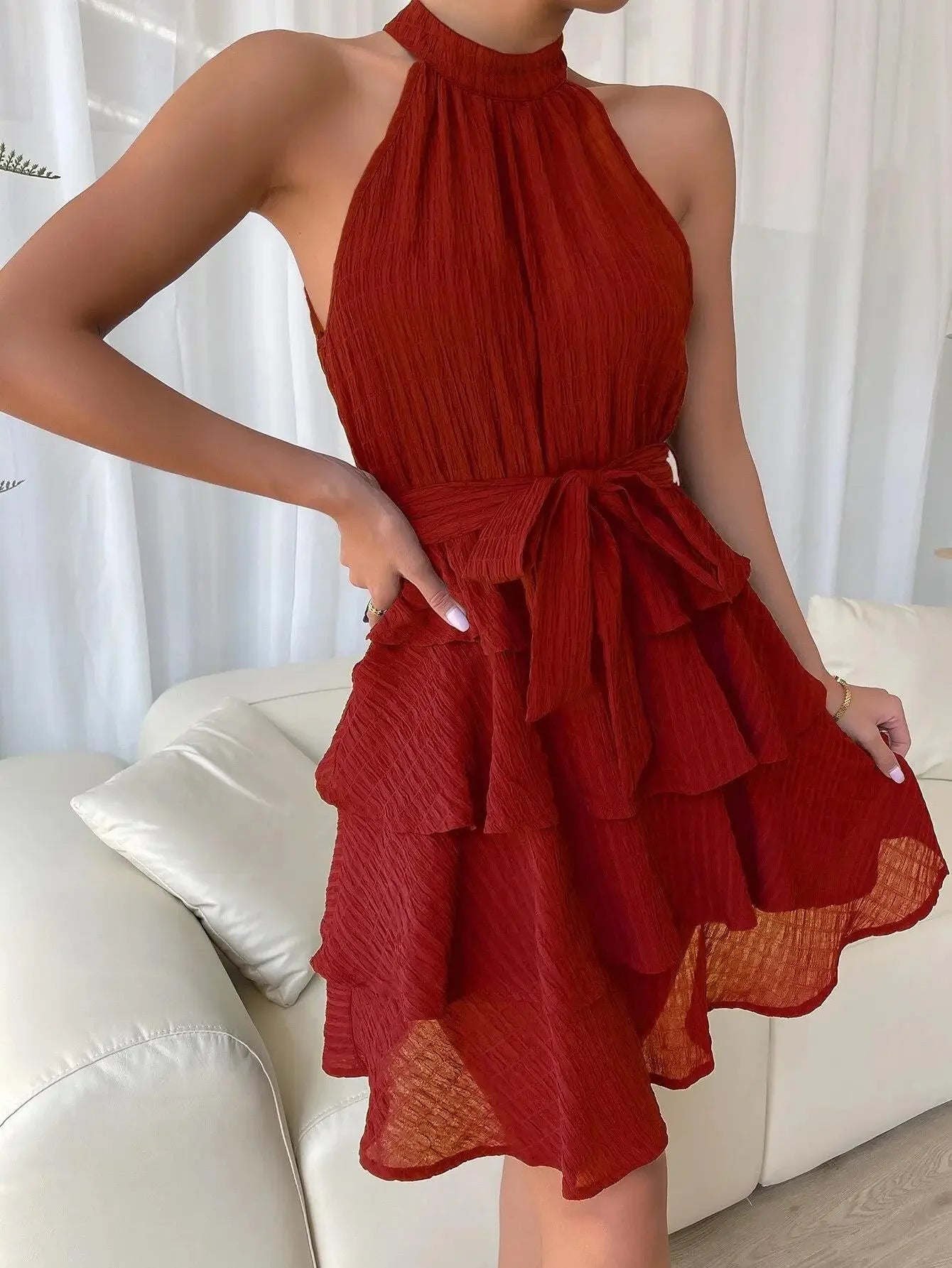 Vestido Curto Elegante com Decote Halter